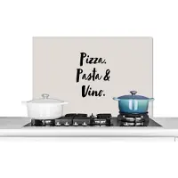 KitchenYeah Spatscherm keuken 90x60 cm - Kookplaat achterwand Quote - Taupe - Pizza. pasta & vino. - Muurbeschermer - Spatwand fornuis - Hoogwaardig aluminium