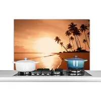 KitchenYeah Spatscherm keuken 100x65 cm - Kookplaat achterwand Zonsondergang - Tropisch - Palmboom - Strand - Zee - Muurbeschermer - Spatwand fornuis - Hoogwaardig aluminium