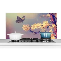 KitchenYeah Spatscherm - Spatwand keuken - Vlinders - Bloemen - Bloesem takken - Natuur - Zon - Spatscherm dieren - 120x60 cm - Keuken decoratie - Muurbeschermer - Achterwand keuken