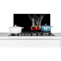 KitchenYeah Spatscherm keuken 60x30 cm - Kookplaat achterwand Aardbeien - Fruit - Water - Zwart - Rood - Muurbeschermer - Spatwand fornuis - Hoogwaardig aluminium