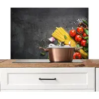 KitchenYeah Spatscherm keuken 90x60 cm - Kookplaat achterwand Pasta - Kruiden - Tomaat - Specerijen - Rustiek - Muurbeschermer - Spatwand fornuis - Hoogwaardig aluminium