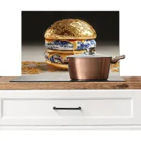 KitchenYeah Spatscherm keuken 70x50 cm - Kookplaat achterwand Delftsblauw - Goud - Burger - Muurbeschermer - Spatwand fornuis - Hoogwaardig aluminium
