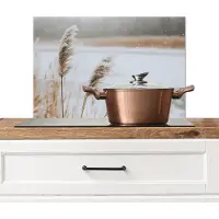 KitchenYeah Spatscherm keuken 60x40 cm - Kookplaat achterwand Riet - Meer - Winter - Natuur - Sneeuw - Beige - Muurbeschermer - Spatwand fornuis - Hoogwaardig aluminium