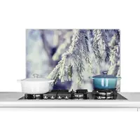 KitchenYeah Spatscherm keuken 90x60 cm - Kookplaat achterwand Winter - Dennenboom - Sneeuw - Landelijk - Muurbeschermer - Spatwand fornuis - Hoogwaardig aluminium