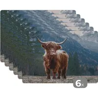 KitchenYeah Placemat - Placemats kunststof - Schotse hooglander - Berg - Landschap - Bomen - Koe - Natuur - 45x30 cm - 6 stuks - Hittebestendig - Anti-Slip - Onderlegger - Afneembaar