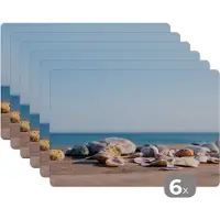 KitchenYeah Placemat - Placemats kunststof - Schelpen - Strand - Zee - Zomer - Zon - 45x30 cm - 6 stuks - Hittebestendig - Anti-Slip - Onderlegger - Afneembaar