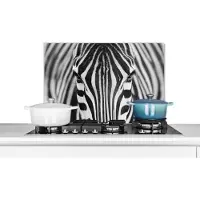 KitchenYeah Spatscherm keuken 70x50 cm - Kookplaat achterwand Zebra - Dieren - Zwart wit - Portret - Muurbeschermer - Spatwand fornuis - Hoogwaardig aluminium