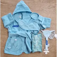 Funnies badjas geborduurd met naam baby met slabbetje en speendoek ook met de naam geborduurd