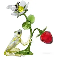 Swarovski beeldje Idyllia Kikker bij en aardbei 5667599 | decoratief tafereel met kikker, bij en aardbeitjes, tuin fauna flora stijl