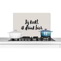KitchenYeah Spatscherm keuken 70x50 cm - Kookplaat achterwand Quote - Taupe - Jij kookt, ik drink bier - Muurbeschermer - Spatwand fornuis - Hoogwaardig aluminium