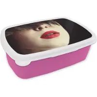 MuchoWow Broodtrommel Roze - Lunchbox - Brooddoos - Vrouw - Lippen - Rood - Portret - 18x12x6 cm - Kinderen - Meisje