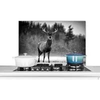 KitchenYeah Spatscherm keuken 80x55 cm - Kookplaat achterwand Dieren - Hert - Winter - Zwart - Wit - Muurbeschermer - Spatwand fornuis - Hoogwaardig aluminium