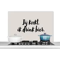 KitchenYeah Spatscherm keuken 100x65 cm - Kookplaat achterwand Quote - Taupe - Jij kookt, ik drink bier - Muurbeschermer - Spatwand fornuis - Hoogwaardig aluminium
