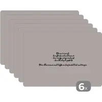 KitchenYeah Placemat - Placemats kunststof - Mama's recept - Taupe - Quote - 45x30 cm - 6 stuks - Hittebestendig - Anti-Slip - Onderlegger - Afneembaar