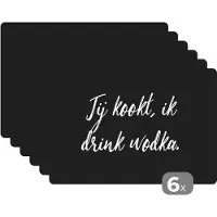 KitchenYeah Placemat - Placemats kunststof - Quotes - Wodka - Alcohol - Spreuken - Jij kookt, ik drink wodka - 45x30 cm - 6 stuks - Hittebestendig - Anti-Slip - Onderlegger - Afneembaar