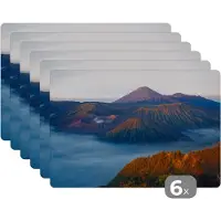 KitchenYeah Placemat - Placemats kunststof - Vulkaan - Natuur - Mist - 45x30 cm - 6 stuks - Hittebestendig - Anti-Slip - Onderlegger - Afneembaar