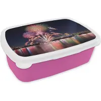 MuchoWow Broodtrommel Roze - Lunchbox - Brooddoos - Vuurwerk weerkaatst in het water tijdens oud en nieuw - 18x12x6 cm - Kinderen - Meisje