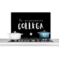 KitchenYeah Spatscherm keuken 80x55 cm - Kookplaat achterwand Quotes - De allerleukste collega - Spreuken - Collega - Muurbeschermer - Spatwand fornuis - Hoogwaardig aluminium
