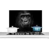 KitchenYeah Spatscherm keuken 80x55 cm - Kookplaat achterwand Gorilla - Zwart - Wit - Dieren - Portret - Muurbeschermer - Spatwand fornuis - Hoogwaardig aluminium