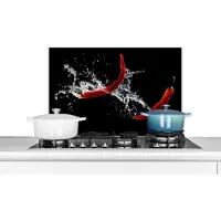 KitchenYeah Spatscherm keuken 60x40 cm - Kookplaat achterwand Chilipeper - Stilleven - Water - Zwart - Rood - Muurbeschermer - Spatwand fornuis - Hoogwaardig aluminium