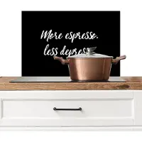 KitchenYeah Spatscherm keuken 70x50 cm - Kookplaat achterwand Quotes - Koffie - More espresso Less depresso - Spreuken - Espresso - Muurbeschermer - Spatwand fornuis - Hoogwaardig aluminium