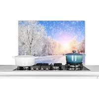 KitchenYeah Spatscherm keuken 80x55 cm - Kookplaat achterwand Sneeuw - Zon - Winter - Muurbeschermer - Spatwand fornuis - Hoogwaardig aluminium