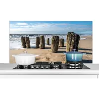 KitchenYeah Spatscherm keuken 120x60 cm - Kookplaat achterwand Zand - Strand - Paal - Water - Zomer - Muurbeschermer - Spatwand fornuis - Hoogwaardig aluminium