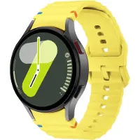 Strap-it Siliconen Wave bandje - Geschikt voor Samsung Galaxy Watch 7 (40 & 44mm) / Galaxy Watch 6 (Classic) / Galaxy Watch 5 (Pro) / Galaxy Watch 4 (Classic) - lichtgeel