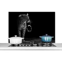 KitchenYeah Spatscherm keuken 100x65 cm - Kookplaat achterwand Wilde dieren - Luipaard - Natuur - Zwart - Wit - Muurbeschermer - Spatwand fornuis - Hoogwaardig aluminium