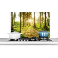 KitchenYeah Spatscherm keuken 80x55 cm - Kookplaat achterwand Bos - Groen - Zonlicht - Bomen - Muurbeschermer - Spatwand fornuis - Hoogwaardig aluminium
