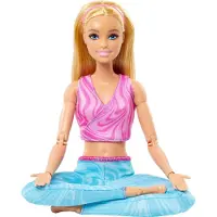 Barbie Made to Move met een roze sporttop en een blauwe yogabroek