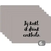 KitchenYeah Placemat - Placemats kunststof - Taupe - Quote - Jij kookt, ik drink cocktails - 45x30 cm - 6 stuks - Hittebestendig - Anti-Slip - Onderlegger - Afneembaar