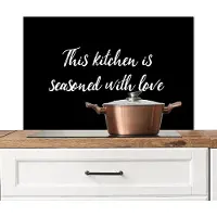 KitchenYeah Spatscherm keuken 80x55 cm - Kookplaat achterwand Spreuken - Keuken - Quotes - This kitchen is seasoned with love - Muurbeschermer - Spatwand fornuis - Hoogwaardig aluminium