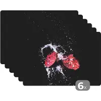 KitchenYeah Placemat - Placemats kunststof - Granaatappel - Fruit - Water - Zwart - Paars - 45x30 cm - 6 stuks - Hittebestendig - Anti-Slip - Onderlegger - Afneembaar