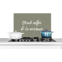 KitchenYeah Spatscherm keuken 70x50 cm - Kookplaat achterwand Quotes - Drink coffee & be awesome - Koffie - Spreuken - Muurbeschermer - Spatwand fornuis - Hoogwaardig aluminium
