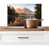 KitchenYeah Spatscherm keuken 70x50 cm - Kookplaat achterwand Landschap - Mist - Water - Bomen - Muurbeschermer - Spatwand fornuis - Hoogwaardig aluminium