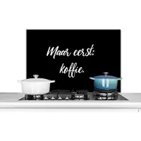 KitchenYeah Spatscherm keuken 90x60 cm - Kookplaat achterwand Spreuken - Quotes - Koffie - Maar eerst: koffie - Muurbeschermer - Spatwand fornuis - Hoogwaardig aluminium