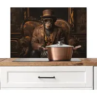 KitchenYeah Spatscherm keuken 90x60 cm - Kookplaat achterwand Chimpansee - Stoel - Pak - Bruin - Muurbeschermer - Spatwand fornuis - Hoogwaardig aluminium