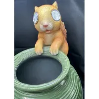 Impuls Polyresin solarlamp pothanger "Eekhoorn" - meerkleurig - met 2 LEDs - pothanger - hoogte 17 x 14 x 7 cm - Tuindecoratie - Tuinverlichting