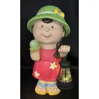 Impuls Decoratieve solarlamp "Meisje zomerkleding met ijsje" met lantaarn - meerkleurig - polyresin - hoogte 23x15x7cm - Tuinaccessoires - Decoratieve beelden voor buiten