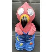 Impuls Polyresin solarlamp "Flamingo in jeans met fruit" - meerkleurig - met 2 LEDs - Staand model - hoogte 19 x 9 x 9 cm - Tuindecoratie - Tuinverlichting