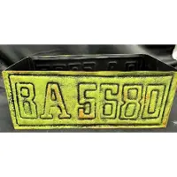 Impuls Metalen deco (planten) bakje met letters en cijfers - mat groen - Hoogte 8 x 21 x 10 cm - Exclusief plant - Woonaccessoires - Woondecoratie - Tuinaccessoires - Tuindecoratie