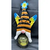 Impuls Metaal hangende solarlamp "Kabouter met bijen pakje" - meerkleurig - met LED - Hangend en staand model - met metalen ophanghaakje - hoogte 36 x 11 x 2 cm - Tuindecoratie - Tuinverlichting