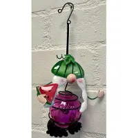 Impuls Metaal hangende solarlamp "Kabouter met watermeloen pakje" - meerkleurig - met LED - Hangend en staand model - met metalen ophanghaakje - hoogte 26 x 11 x 2 cm - Tuindecoratie - Tuinverlichting
