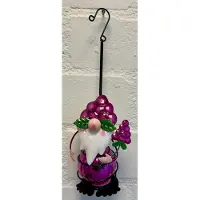 Impuls Metaal hangende solarlamp "Kabouter met druiven pakje" - meerkleurig - met LED - Hangend en staand model - met metalen ophanghaakje - hoogte 26 x 11 x 2 cm - Tuindecoratie - Tuinverlichting