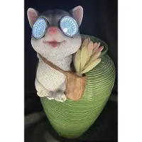 Impuls Polyresin solarlamp pothanger "Kat met kunstbloemen" - meerkleurig - met 2 LEDs - pothanger - hoogte 14 x 12 x 8 cm - Tuindecoratie - Tuinverlichting