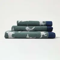 Homescapes Groene badstof handdoek met hondenmotief - 50 x 85 cm, 100% katoen