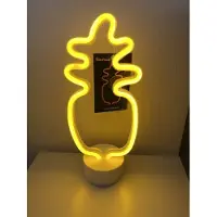 Impuls LED ananas met neonlicht - oranje neon licht - hoogte 29.5 x 20 x 8.5 cm - Tafellamp - Nachtlamp - Decoratieve verlichting - Woonaccessoires
