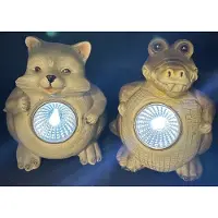 Impuls Polyresin solarlampen "kat en krokodil" - Set van 2 stuks - met LED - meerkleurig - Staand model - hoogte 11 x 9 x 8 cm - Tuindecoratie - Tuinverlichting