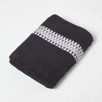 Homescapes Zwarte badhanddoek met rand en driehoekspatroon, 70 x 130 cm